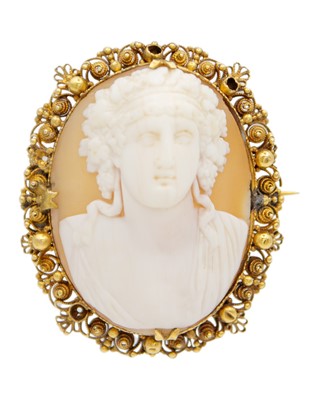 Lot 186 - A 14k gold oval shell cameo brooch of Dionysus.
