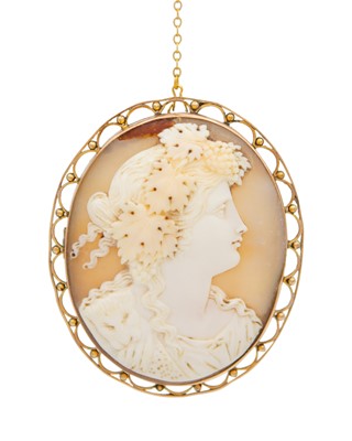 Lot 189 - A 9k oval shell cameo brooch of Dionysus.
