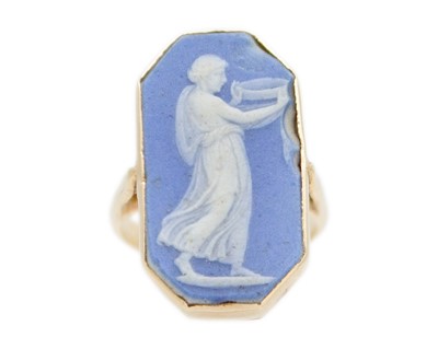 Lot 153 - A unique 9k gold double-sided antique Jasperware ring.