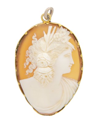 Lot 192 - A 19th-century 18k gold oval cameo shell pendant.