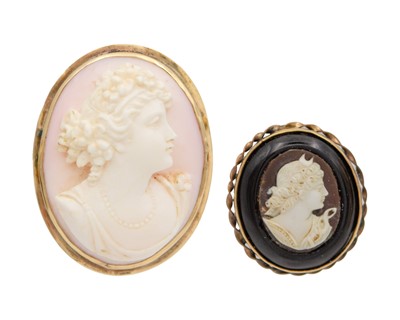 Lot 195 - A 14k gold cameo conch shell brooch/pendant.