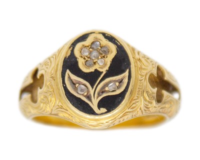 Lot 156 - An 18k gold gentleman's mourning signet ring.
