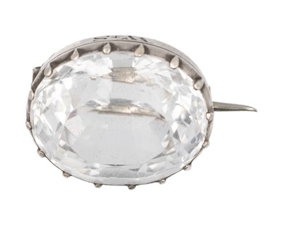 Lot 201 - A Georgian silver oval Lisbon cut white topaz set brooch.