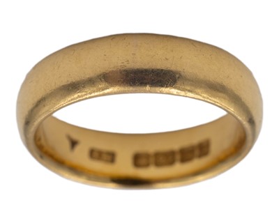 Lot 235 - A 22k hallmarked gold band ring.