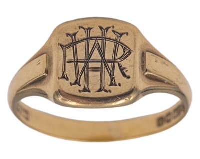 Lot 234 - A 9k hallmarked gold gentleman's signet ring.