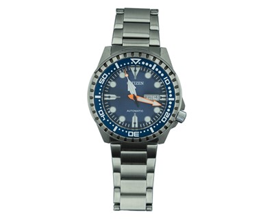Lot 629 - CITIZEN - A diver's style stainless steel automatic gentleman's bracelet wristwatch.