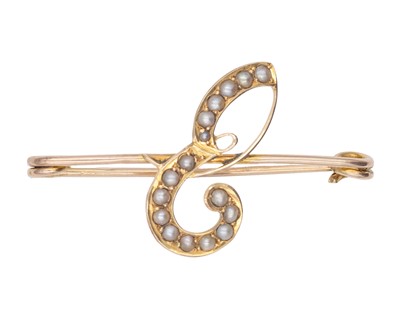 Lot 245 - An early 20th-century gold initial 'E' brooch, set with with seed pearls.