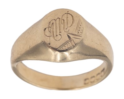 Lot 256 - A gold lady's signet ring.