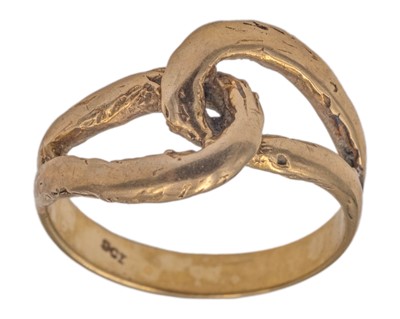 Lot 253 - A 9k gold dress ring.