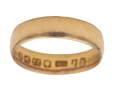 Lot 261 - An Edwardian 22k hallmarked gold band ring.