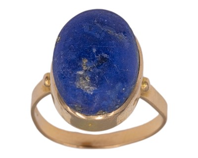 Lot 268 - An 18k gold ring set with a cabochon lapis lazuli.