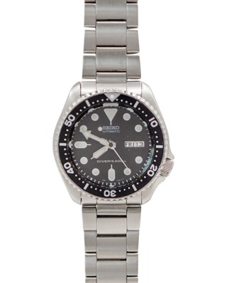 Lot 670 - SEIKO - An Automatic Scuba Diver's 200m bracelet wristwatch.