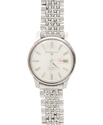 Lot 673 - SEIKO -A Sportsmatic 5 automatic stainless steel gentleman's bracelet wristwatch.