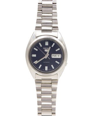 Lot 669 - SEIKO - A Seiko 5 automatic stainless steel gentleman's watch, with exhibition back.