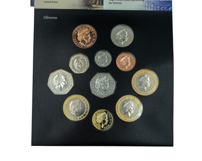 Lot 10 - GB - The Royal Mint QEII Brilliant Uncirculated coin collection 2009 with Kew Gardens 50p fifty pence.