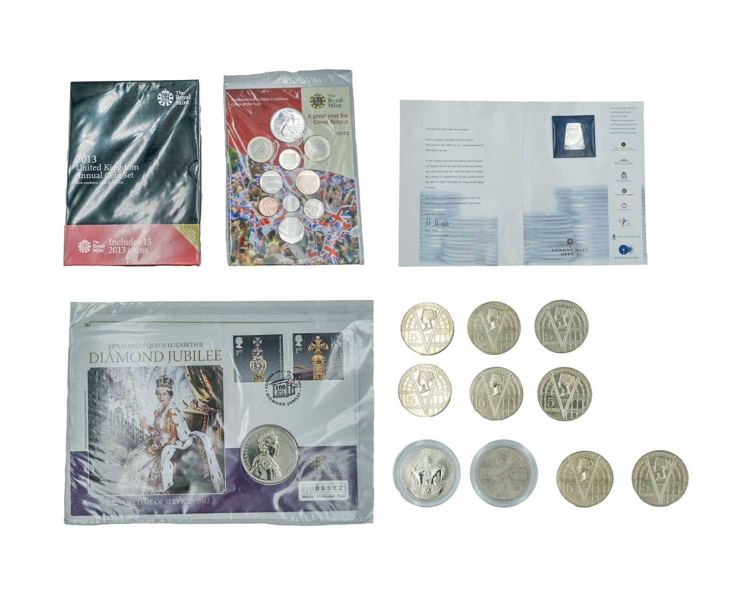 Lot 18 - GB - A collection of 11 QEII £5 special issue crown coins, a 2013 definitive coin set, and a 2012 coin set.