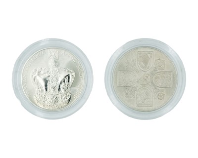Lot 18 - GB - A collection of 11 QEII £5 special issue crown coins, a 2013 definitive coin set, and a 2012 coin set.