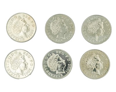 Lot 18 - GB - A collection of 11 QEII £5 special issue crown coins, a 2013 definitive coin set, and a 2012 coin set.