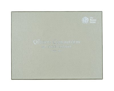 Lot 18 - GB - A collection of 11 QEII £5 special issue crown coins, a 2013 definitive coin set, and a 2012 coin set.