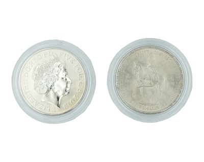 Lot 18 - GB - A collection of 11 QEII £5 special issue crown coins, a 2013 definitive coin set, and a 2012 coin set.