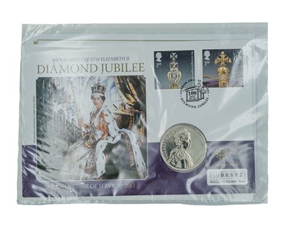 Lot 18 - GB - A collection of 11 QEII £5 special issue crown coins, a 2013 definitive coin set, and a 2012 coin set.