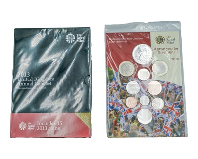 Lot 18 - GB - A collection of 11 QEII £5 special issue crown coins, a 2013 definitive coin set, and a 2012 coin set.