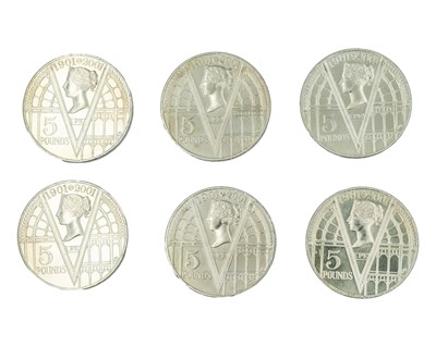Lot 18 - GB - A collection of 11 QEII £5 special issue crown coins, a 2013 definitive coin set, and a 2012 coin set.