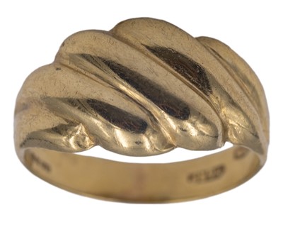 Lot 33 - A 9k hallmarked gold wrythen bombé ring.