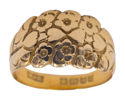 Lot 2 - An early 20th-century 18k hallmarked gold ring, engraved with flower heads and hearts.