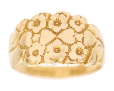 Lot 2 - An early 20th-century 18k hallmarked gold ring, engraved with flower heads and hearts.