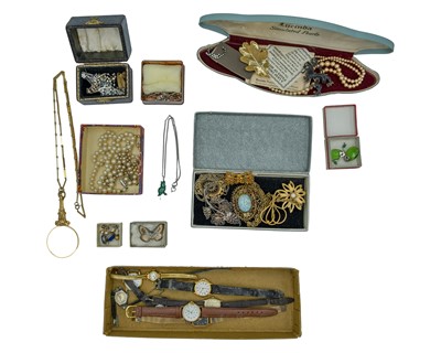 Lot 186 - A selection of costume jewellery.