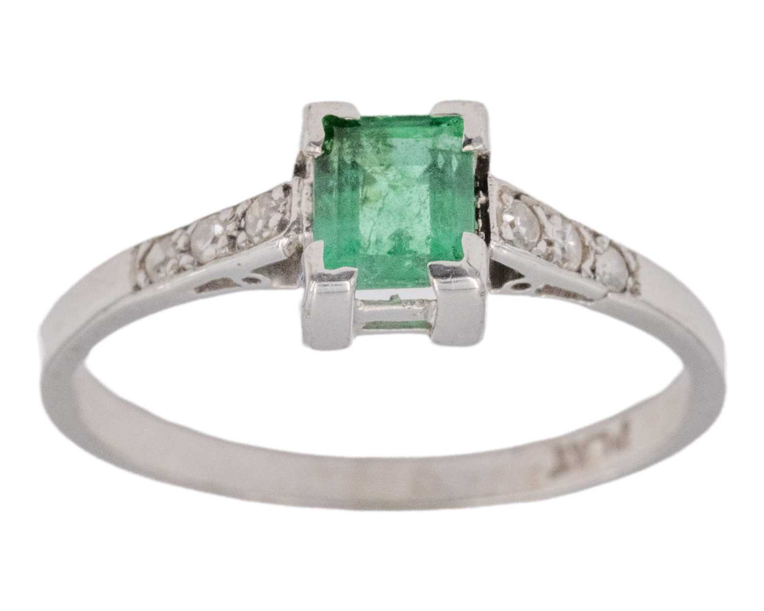 Lot 11 - An Art Deco emerald and diamond ring, set in platinum.