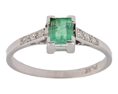 Lot 11 - An Art Deco emerald and diamond ring, set in platinum.