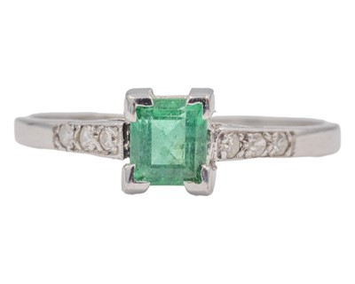 Lot 11 - An Art Deco emerald and diamond ring, set in platinum.