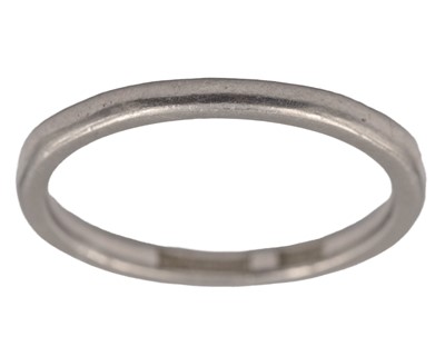 Lot 47 - A platinum band ring.