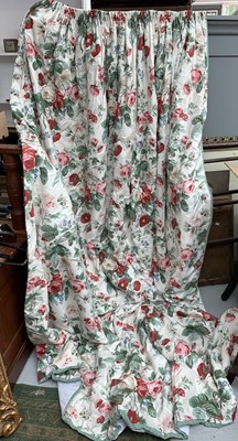 Lot 2817 - A pair of quality Colefax and Fowler floral...