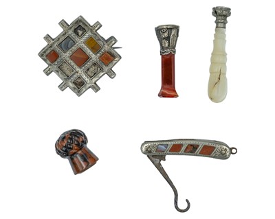 Lot 157 - A selection of hard stone objets d'art.