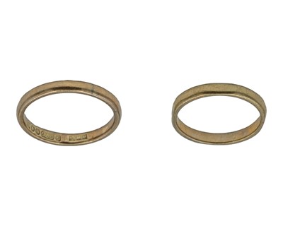 Lot 31 - Two 9k hallmarked gold D-section band rings.