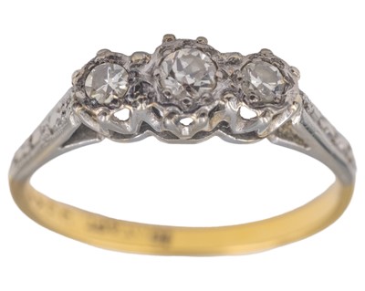 Lot 36 - A Victorian 18k hallmarked gold ring, wrythen cast and foliate engraved.