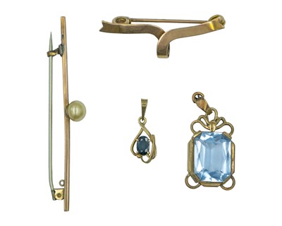 Lot 221 - A selection of four gold jewels.