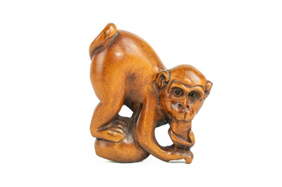 Lot 515 - A carved monkey netsuke.