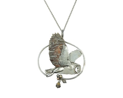 Lot 207 - A contemporary silver, gold & mokuma gane owl pendant by The Little Feathers Gallery.