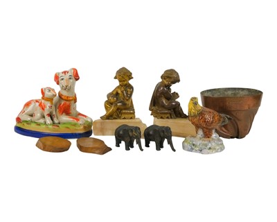 Lot 727 - A mixed lot of decorative items.