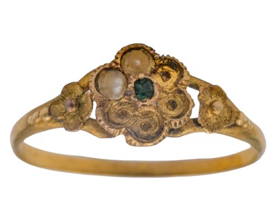 Lot 26 - A dainty Victorian high-purity gold emerald and seed pearl set daisy ring.