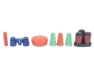 Lot 7 - A collection of Bakelite/early plastic.