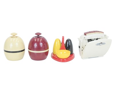Lot 7 - A collection of Bakelite/early plastic.