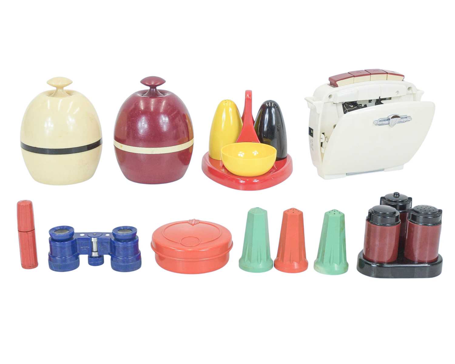 Lot 7 - A collection of Bakelite/early plastic.