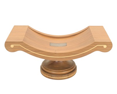 Lot 117 - A David Linley walnut and sycamore inlaid fruit bowl.