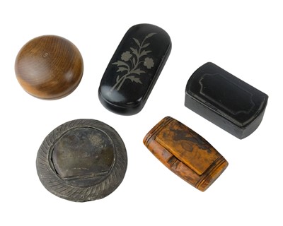 Lot 843 - An early 19th century burr yew snuff box.