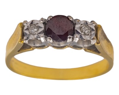 Lot 58 - A high-purity yellow gold ring mounted with a garnet and diamonds.